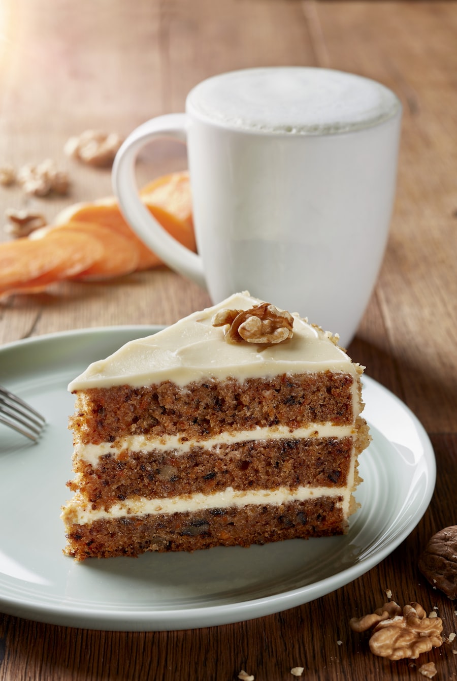Fatia de bolo de cenoura caseiro com café